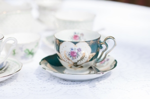 A mis-matched tea service added to the vintage feel.
